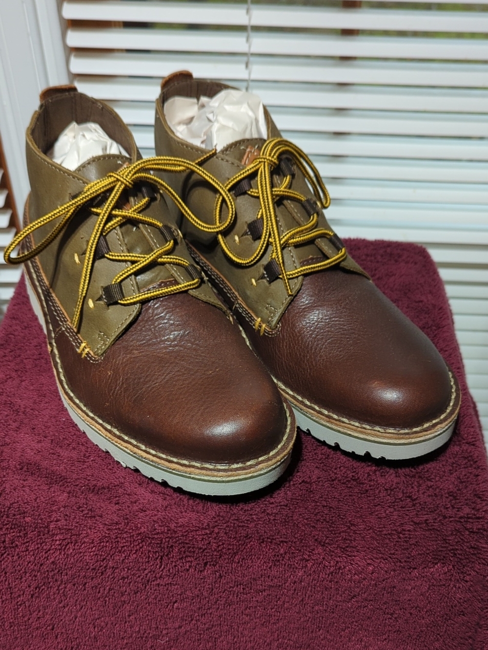 Men's CLARKS Brown Leather Chukka Boots with Olive Collar NICE!!!  Us size 9